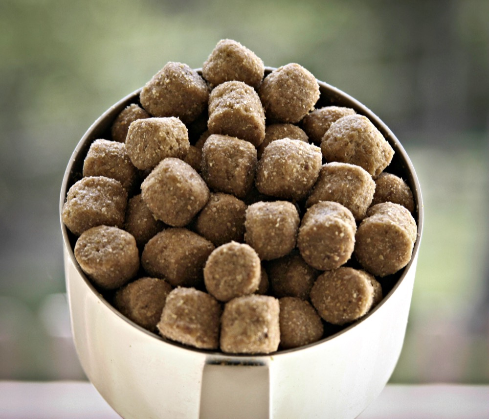 Bol rempli de croquettes